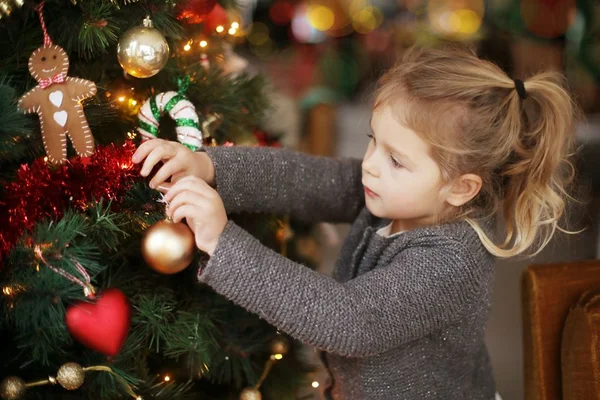Cinco árvores de Natal criativas para montar com as crianças