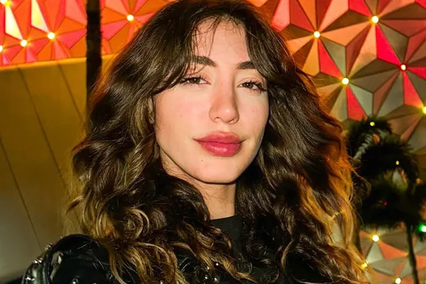 Nicole Louise posa séria para as redes sociais - Metrópoles