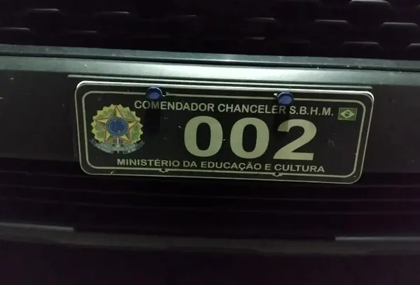 Homem colocou "comendador chanceler" na placa