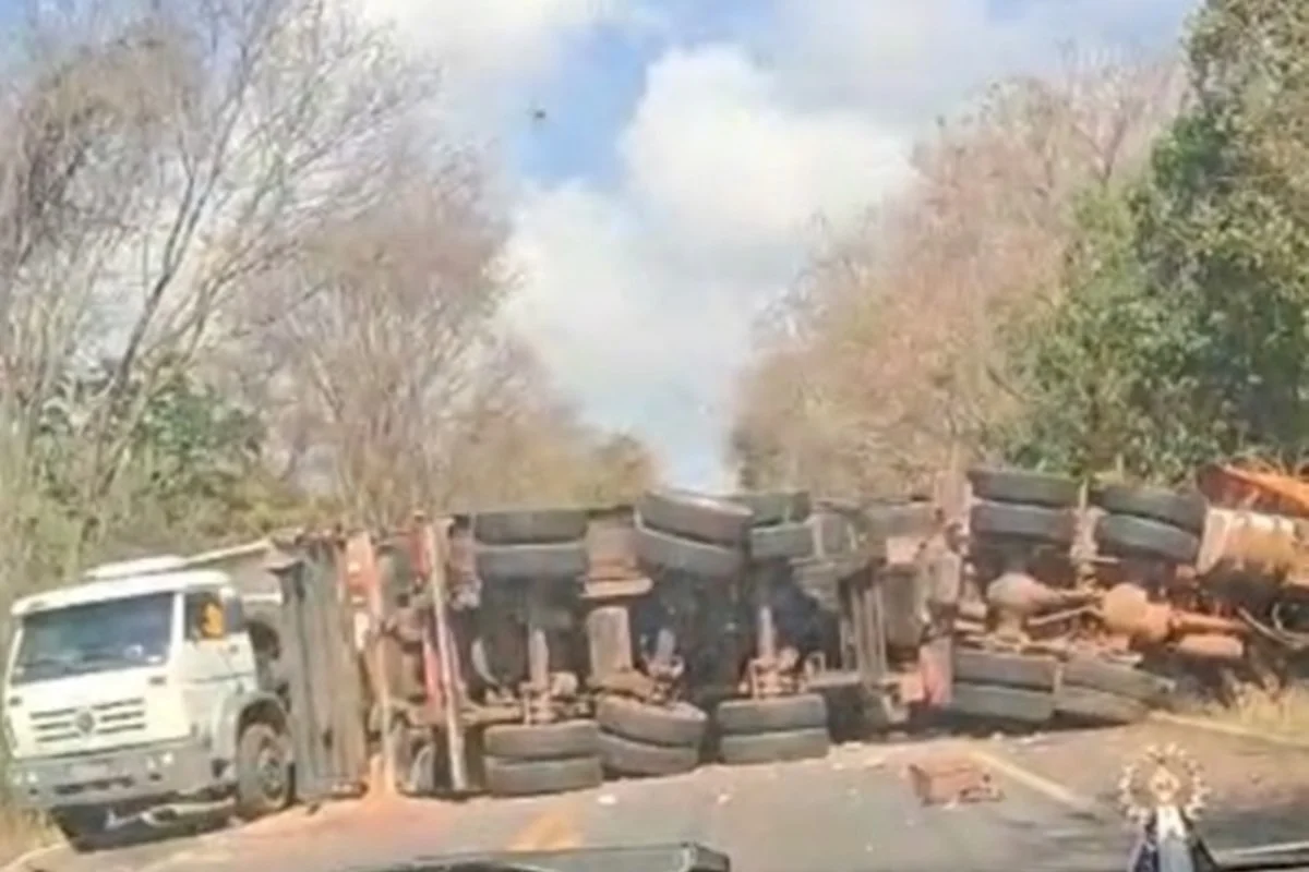 Acidente entre ônibus de passageiros e caminhão deixa feridos na GO-060