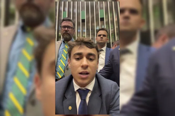Imagem colorida do deputado Nikolas Ferreira em live
