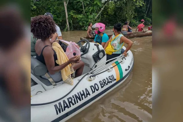 Bahia: pacientes de hospital são resgatados em botes e jet skis