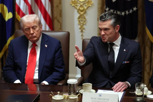 Imagem colorida mostra Donald Trump e o secretário de Guerra dos EUA - Metrópoles