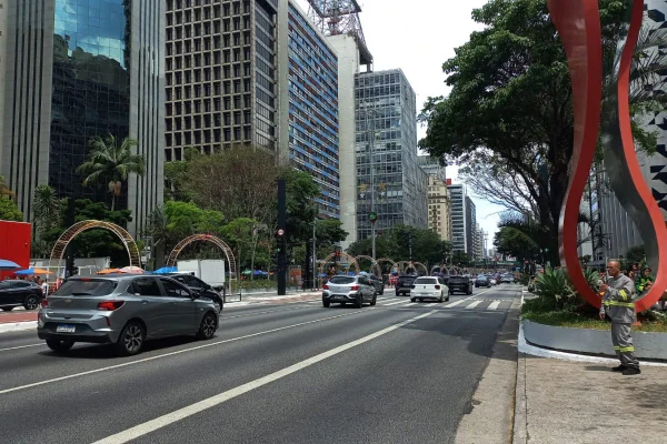 Imagem colorida mostra Carros circulando na Avenida Paulista - Metrópoles