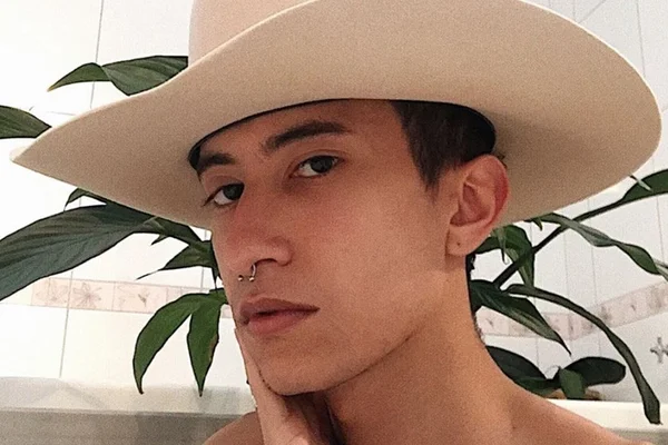 Pelado, filho de Solimões empina o bumbum na frente do espelho