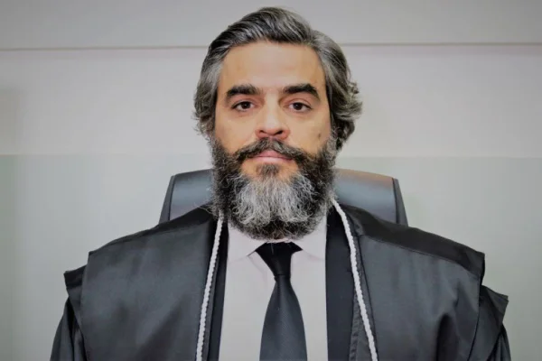 Imagem colorida do juiz federal Raphael Casella de Almeida - Metrópoles