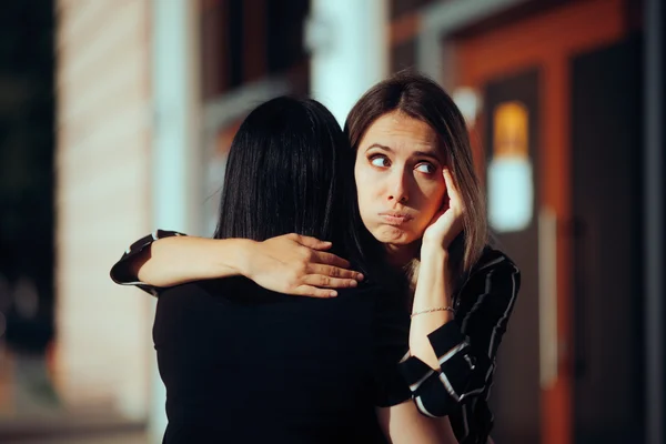 60% das mulheres escondem vida amorosa por medo de julgamentos