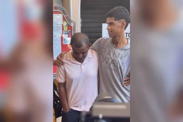 Luva de Pedreiro e seu pai visitam São januário, estádio do Vasco da Gama