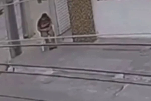 imagem colorida mulher morre apos queda de marquise pe