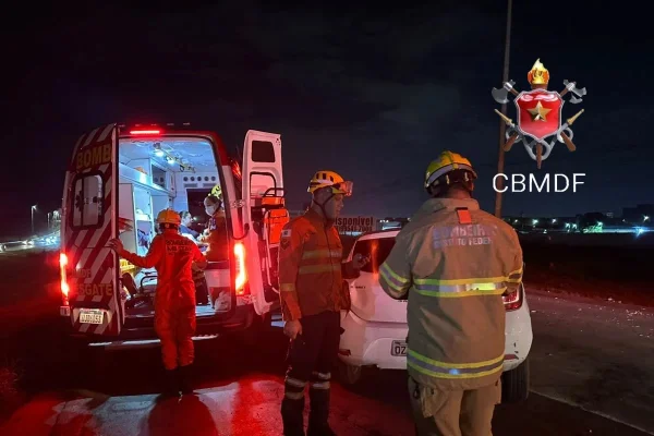 Mulher é hospitalizada após carros saírem da pista em acidente na DF-001 - destaque galeria