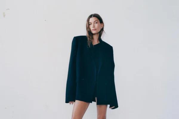 Na imagem com cor, Hailey Bieber lança coleção em parceria com a Wardrobe.NYC