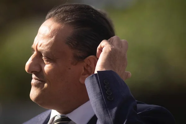 Jair Renan Bolsonaro chega andando a Superintendência da Polícia Federal acompanhando do seu advogado Frederick Wassef, que fala à imprensa, para prestar depoimento - Metrópoles