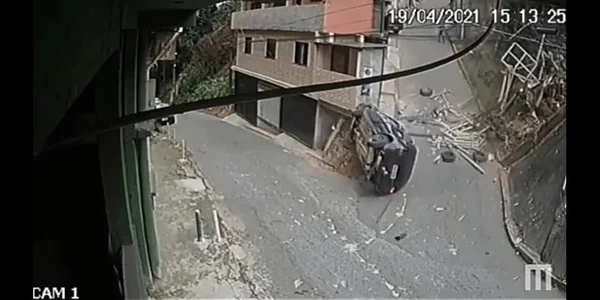 Vídeo: carro despenca de morro e deixa dois feridos em Petrópolis