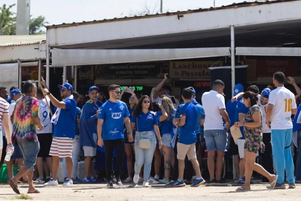 Caravanas de torcedores do Cruzeiro se encontram em Brasília antes de jogo contra a Chape