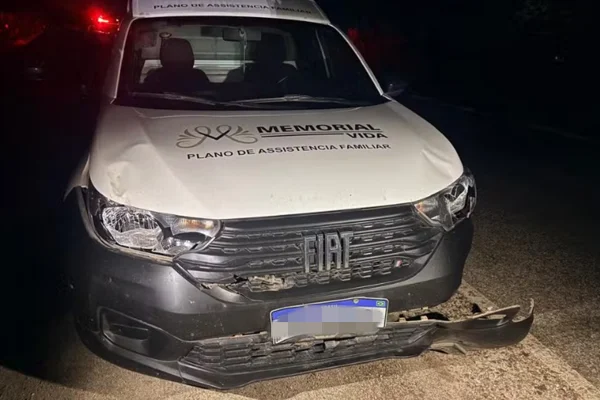 Homem morre após moto ser partida ao meio por carro de funerária