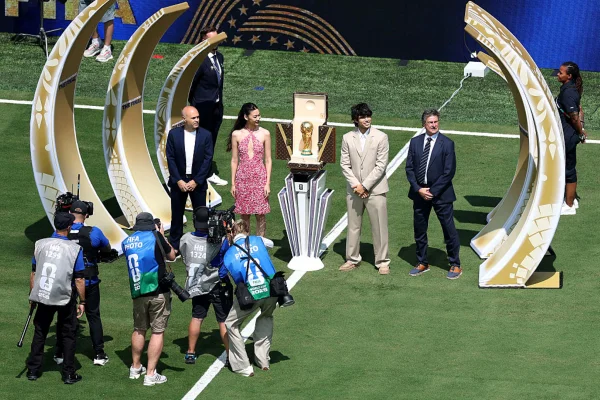 Campeões do Mundo, Iniesta e Kempes apresentam a taça da Copa