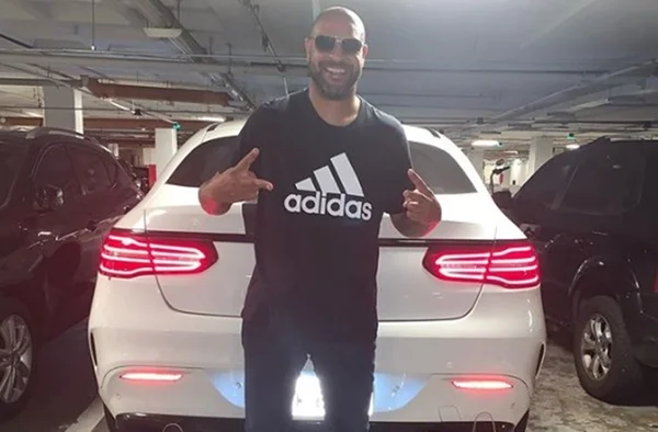 Vídeo. Adriano Imperador distribui brinquedos na Vila Cruzeiro