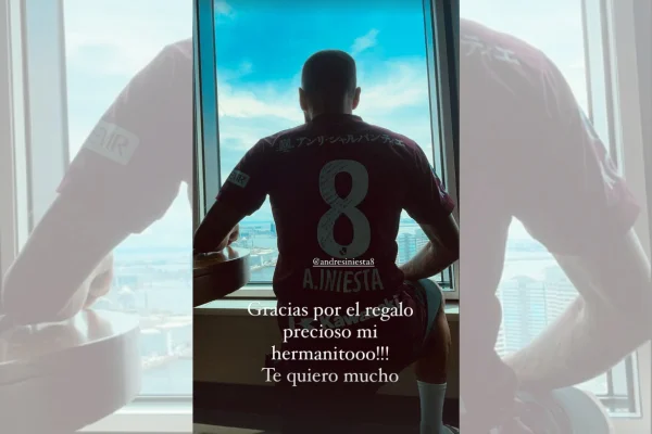 No Japão, Daniel Alves ganha camisa autografada de Iniesta