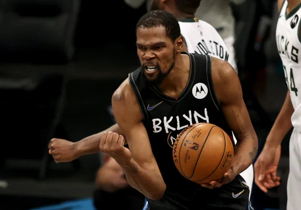 Kevin Durant é multado por jogar bola na arquibancada contra os Pacers