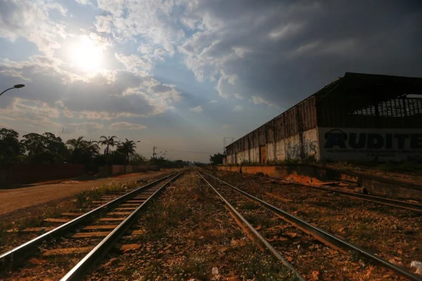 Homem tortura, mata mulher e joga corpo em trilhos de trem para simular acidente