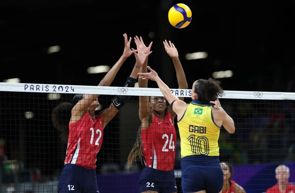 Brasil perde para os EUA no vôlei feminino e vai brigar pelo bronze