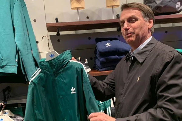 China: Bolsonaro posa com casaco verde e diz que é do Palmeiras