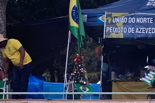 Bolsonaristas acampados no DF montam árvore de Natal em frente ao QG