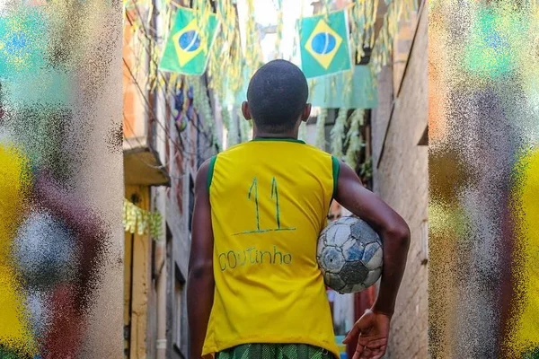 Garoto faz homenagem para Coutinho e jogador marca encontro com ele