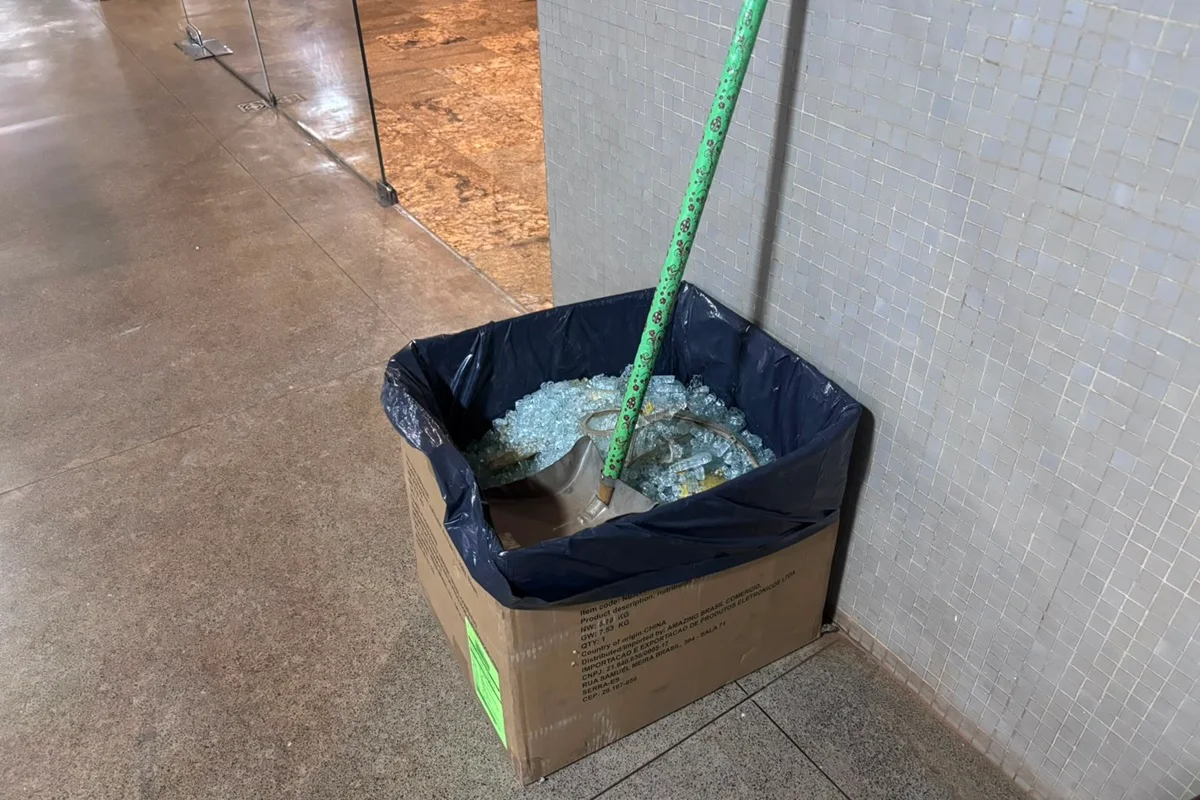 Segundo informações preliminares, ele invadiu o prédio após quebrar o vidro de uma das prumadas do Bloco J Segundo informações preliminares, ele invadiu o prédio após quebrar o vidro de uma das prumadas do Bloco J