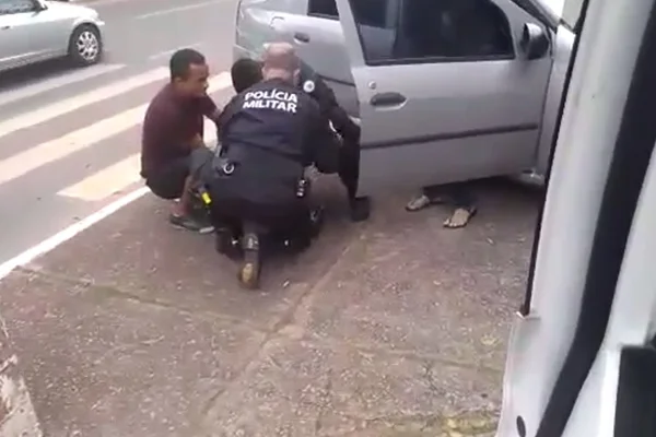 Vídeo. Policiais militares socorrem criança que não conseguia respirar