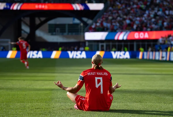 Com dois gols de Haaland, Noruega goleia Iraque em estreia na Copa - destaque galeria Com dois gols de Haaland, Noruega goleia Iraque em estreia na Copa - destaque galeria
