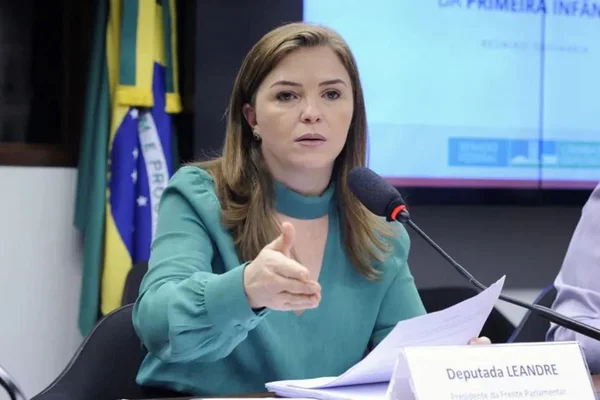 Deputada Leandre fala ao microfone, ela usa uma roupa verde - Metrópoles