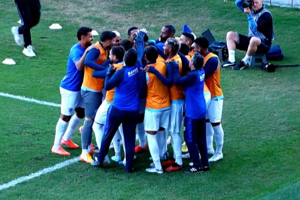 Jogadores do Barra comemoram gol na vitória por 2 x 0 contra a Inter de Limeira nas semifinais da Série D