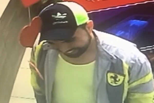 Vídeo mostra homem chutando o rosto de ex-namorada em hotel do DF