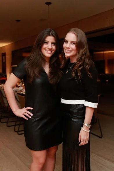 Anna Luiza Costa e Ana Teresa Koenigkan Anna Luiza Costa e Ana Teresa Koenigkan