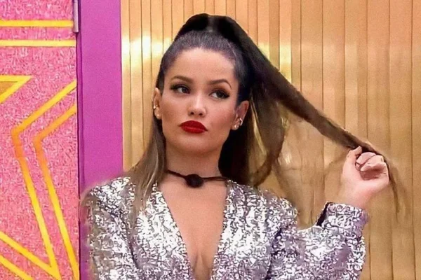 Juliette, campeã do BBB21, com a roupa que usou na final do BBB21, um macaquinho prata.