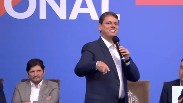 O governador Tarcísio de Freitas