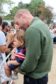 O príncipe William conversa com o bebê 