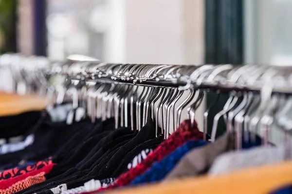 Roupas penduradas em um cabide - Metrópoles