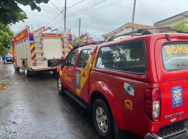 O imóvel ficou completamente destruído. A mulher descobriu uma traição após 15 anos de casamento