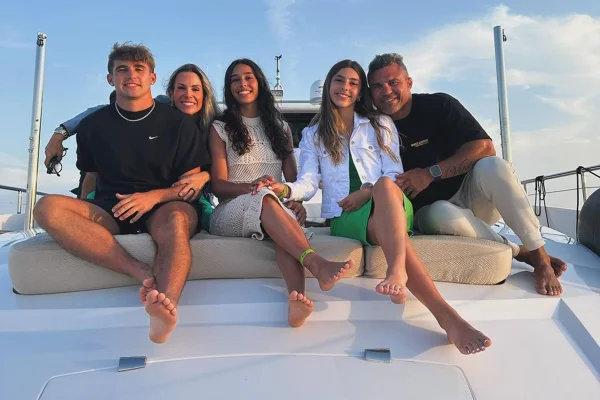 Vitor Belford e a família posam juntos durante passeio de barco - Metópoles
