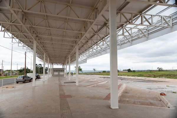 Fotografia colorida mostrando obras do Terminal Rodoviário do Sol Nascente-Metrópoles