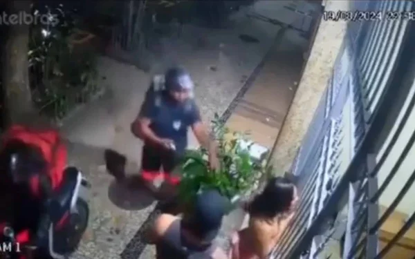 imagem colorida grupo assaltado por motociclistas disfarçados de entregadores