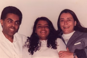 Gilberto Gil, Preta Gil e Drão posam sorridentes
