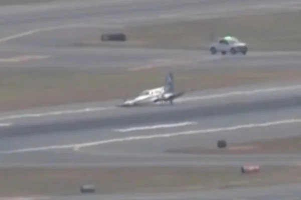 Avião pousando na pista com uma roda - Metrópoles