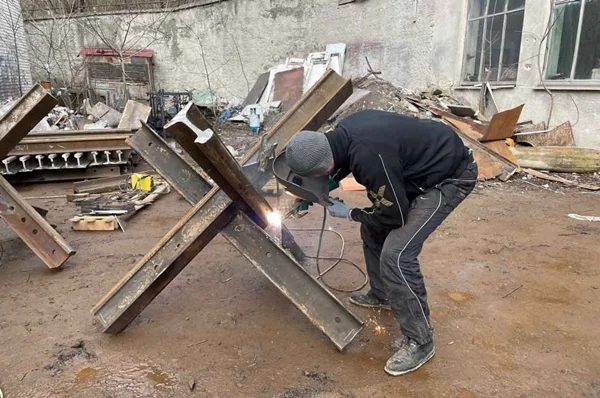 Civis constroem barricadas de ferro e armadilhas para bloquear veículos blindados para ajudar a defender a cidade em meio a ataques russos em Lviv, Ucrânia - Metrópoles