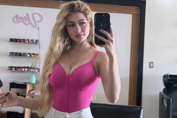 Foto colorida da influenciadora Valéria Marquez - Metrópoles