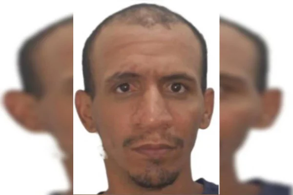 Assassino que torturou morador por 3h vestia casaco manchado de sangue