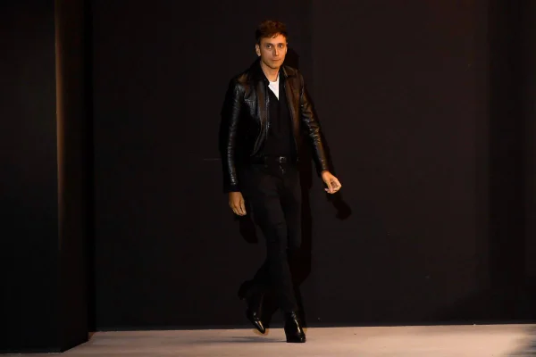 Na imagem com cor, Hedi Slimane no desfile da Celine - metrópoles
