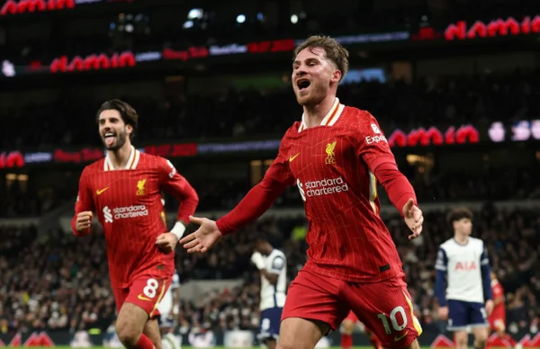 Imagem colorida de duelo entr Liverpool e Tottenham- Metrópoles